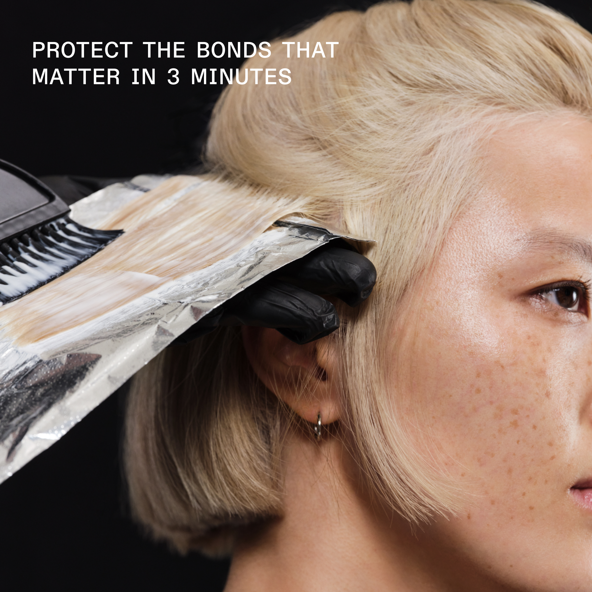PROTECT THE BONDS THAT MATTER IN 3 MINUTES

Stylist applying treatment on model with short blond hair